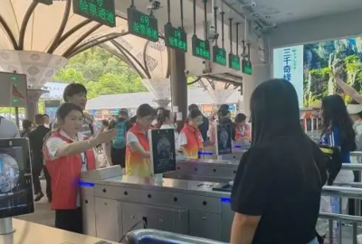 2025年火爆“五一”假期，張家界口岸出入境旅客超9100人次